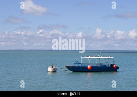 Un petit bateau ancré près du port de l'île Royale. Banque D'Images