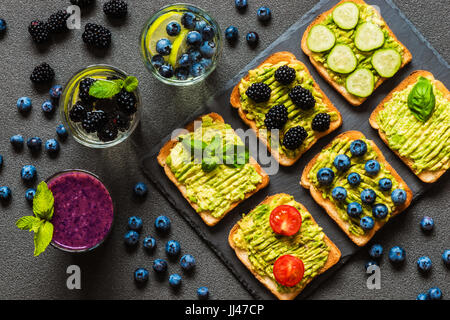 Ensemble d'toast sandwiches végétariens à l'avocat et des boissons. Variété d'aliments sains et des boissons. Banque D'Images