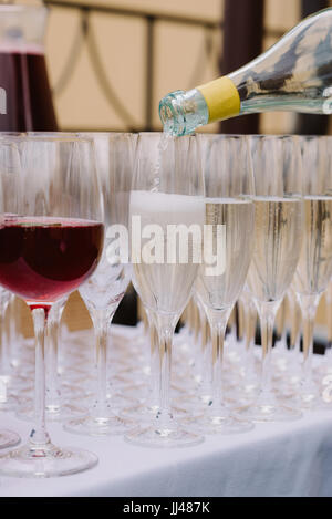 Wineglasses coulé avec du vin rouge et du champagne sur la table Banque D'Images