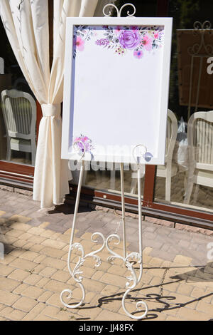 Conseil sur le livre blanc de mariage faux stand avec une liste d'invités Banque D'Images