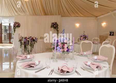 Table d'hôtes de mariage décoré de fleurs et de bougies Banque D'Images