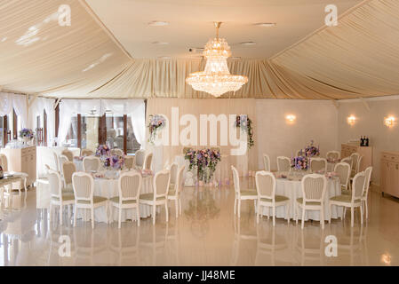 Intérieur d'un restaurant à la décoration de mariage dans des couleurs crème Banque D'Images