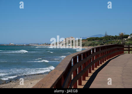 CALAHONDA, Andalousie/ESPAGNE - 2 juillet : Promenade à Calahonda Costa del Sol Espagne le 2 juillet 2017. Des personnes non identifiées. Banque D'Images