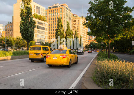 New york city - Juillet 17, 2017 : avis de la ville de New York taxi jaune en voiture sur West Street à Manhattan Banque D'Images