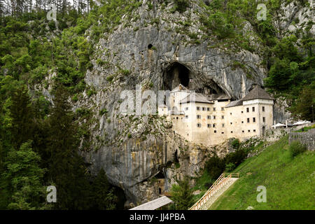 1570 château de Predjama forteresse Renaissance construit dans la bouche d'une caverne perché en Slovénie Banque D'Images