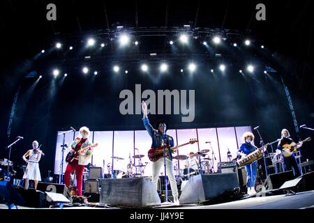 Milan, Italie. 17 juillet, 2017. Le groupe de rock indépendant canadien Arcade Fire en photo sur scène comme ils font à Milano Summer Festival, Ippodromo San Siro Milan. Credit : Roberto Finizio/Pacific Press/Alamy Live News Banque D'Images