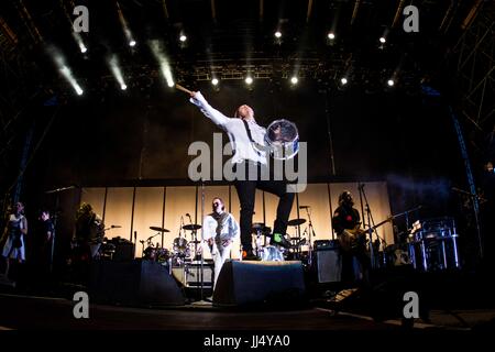 Milan, Italie. 17 juillet, 2017. Le groupe de rock indépendant canadien Arcade Fire en photo sur scène comme ils font à Milano Summer Festival, Ippodromo San Siro Milan. Credit : Roberto Finizio/Pacific Press/Alamy Live News Banque D'Images