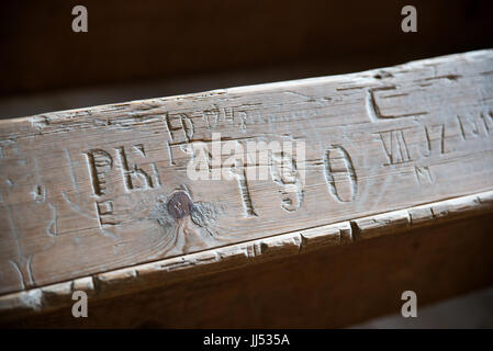 Inscriptions sur le banc d'église fortifiée Harman, Roumanie Banque D'Images