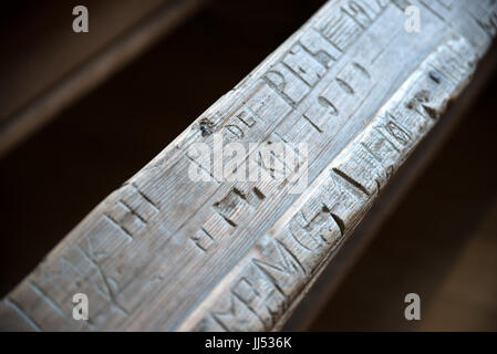 Inscriptions sur le banc d'église fortifiée Harman, Roumanie Banque D'Images