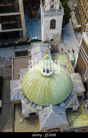 Dôme vert iconique par Sir Christopher Wren de l'Église historique de St Stephen Walbrook, Ville de London EC4, vu du dessus entre les bâtiments modernes Banque D'Images