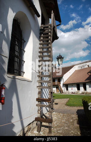 Une échelle en bois à Harman église fortifiée, Transylvanie, Roumanie Banque D'Images