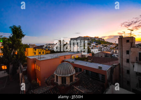 Athènes Grèce Coucher du soleil sur l'Acropole et le Parthénon sur une fin d'après-midi dans l'été à partir d'une fenêtre dans le quartier du Plaka Grèce Banque D'Images