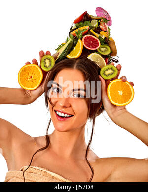 Masque capillaire à partir de fruits frais sur la tête de femme et fleurs de printemps. Banque D'Images