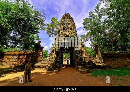 Cambodge Siem Reap Ta Prohm Temple Pyramide porte avec la police et les touristes Musée Banque D'Images