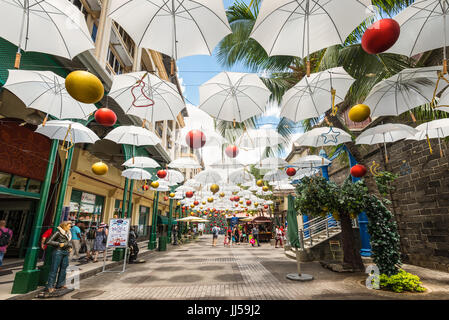 Port Louis, Maurice - le 25 décembre 2015 : Affichage de parasols blancs au Caudan Waterfront Centre Commercial, Port Louis, Ile Maurice. Banque D'Images