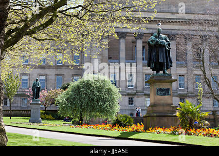 St John's jardins à l'arrière de St George's Hall, Liverpool, montrant des statues d'Alexander Balfour et grands Lester. Banque D'Images