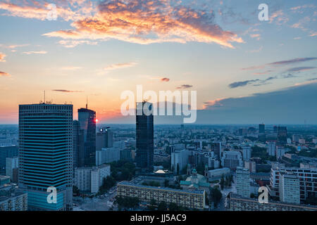 Coucher de soleil sur le centre-ville de Varsovie, vue aérienne de la partie supérieure du Palais de la Culture et de la science. Banque D'Images