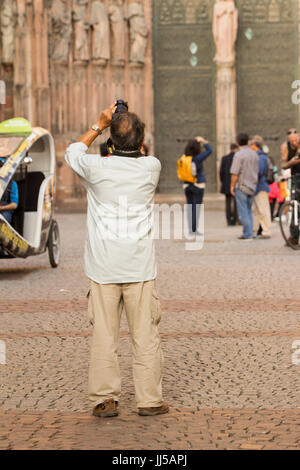 Strasbourg, France - touristes prenant des photos de Strasbourg cathédrale Notre-Dome au coucher du soleil Banque D'Images