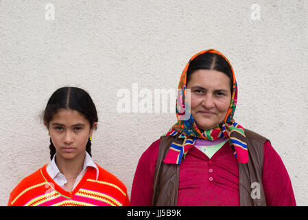 Une fille et une femme d'une communauté rom, Valeni, Transylvanie, Roumanie Banque D'Images