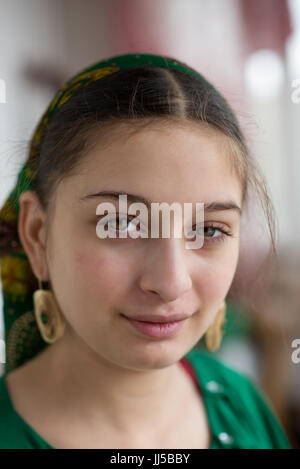 Portrait d'une belle jeune fille rom Gabor aux yeux clairs, Valeni, Transylvanie, Roumanie Banque D'Images