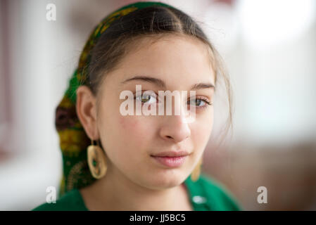 Portrait d'une belle jeune fille rom Gabor aux yeux clairs, Valeni, Transylvanie, Roumanie Banque D'Images