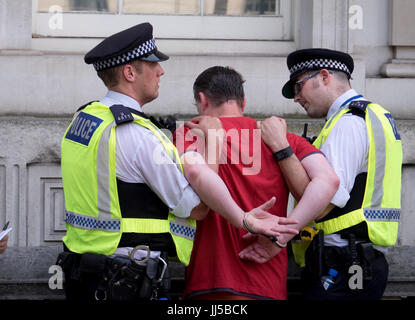 L'arrestation de la police et les menotter un homme à Londres Banque D'Images