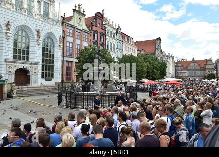 Les foules se rassemblent avant l'arrivée du duc et de la duchesse de Cambridge à l'Dlugi Targ market à Gdansk le deuxième jour de leur visite de trois jours en Pologne. Banque D'Images