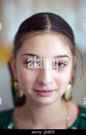 Portrait d'une belle jeune fille rom Gabor aux yeux clairs, Valeni, Transylvanie, Roumanie Banque D'Images