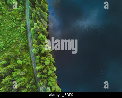 Nature de l'antenne arrière-plan, Vue de dessus de la route et belle texture de l'eau et la forêt Banque D'Images