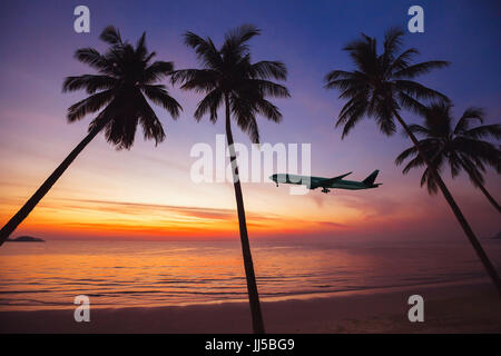 Avion décollant au coucher du soleil, des vacances sur l'île tropicale concept, vol, voyage plage Banque D'Images