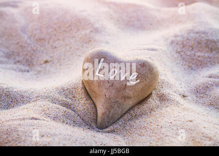 Concept L'amour, le coeur sur le sable, belle carte de saint valentin, couleurs vintage Banque D'Images