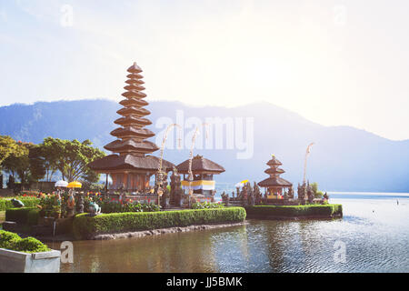 Saint temple pura Ulun Danu bratan sur le lac à Bali, Indonésie Banque D'Images