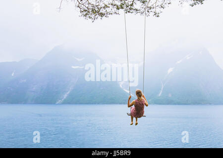 Belle fille romantique sur swing en Norvège, happy dreamer, d'inspiration historique Banque D'Images