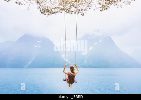 Dream concept, belle jeune femme sur l'oscillation de Fjord Norway, paysage grandiose Banque D'Images