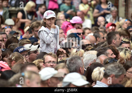 Les foules se rassemblent avant l'arrivée du duc et de la duchesse de Cambridge à l'Dlugi Targ market à Gdansk le deuxième jour de leur visite de trois jours en Pologne. Banque D'Images