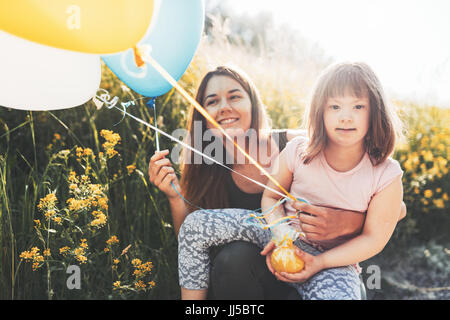 Photo de la mère et l'enfant ayant des besoins spéciaux Banque D'Images