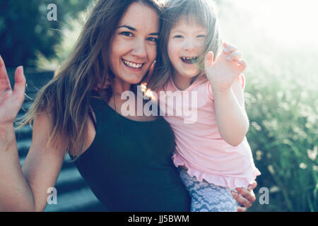 Photo de la mère et l'enfant ayant des besoins spéciaux Banque D'Images