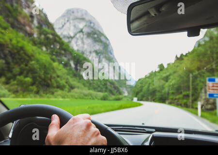La conduite en Norvège, voyage de voiture, les mains du conducteur au volant, travel concept Banque D'Images