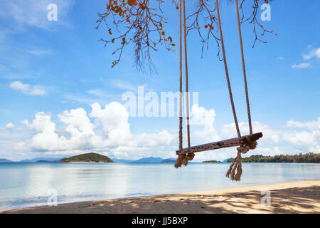 Belle plage en Thaïlande, swing tropical sur Paradise Island Banque D'Images