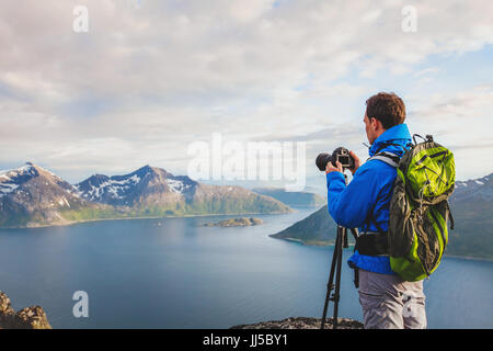 Photographe professionnel du paysage et de la nature avec trépied en plein air, les voyages en Norvège Banque D'Images