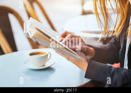 Concept de lecture, Close up of woman mains tenant un livre Banque D'Images