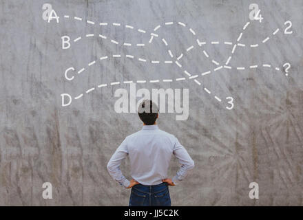 Solution ou conclusion concept, pensive businessman de penser à la décision Banque D'Images