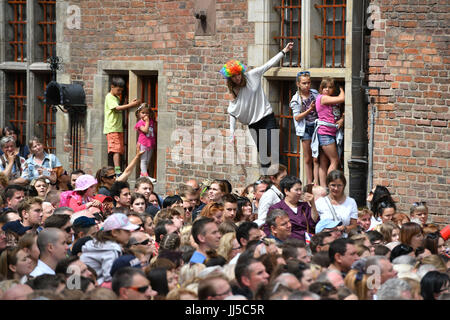 Les foules se rassemblent avant l'arrivée du duc et de la duchesse de Cambridge à l'Dlugi Targ market à Gdansk le deuxième jour de leur visite de trois jours en Pologne. Banque D'Images