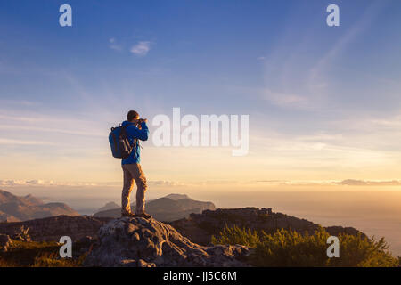 Photographe nature traveler prendre photo de paysage magnifique du haut de la montagne Banque D'Images