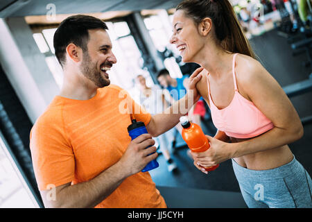 Photo de l'homme séduisant et belle femme en conversation Banque D'Images