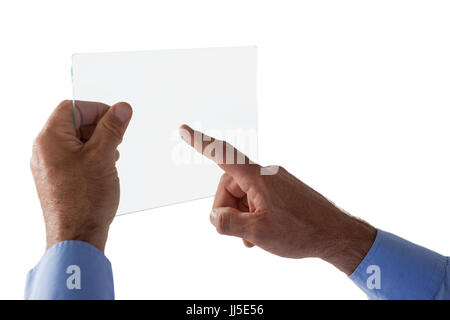 La main coupée à l'aide d'affaires sur l'interface de verre contre fond blanc Banque D'Images