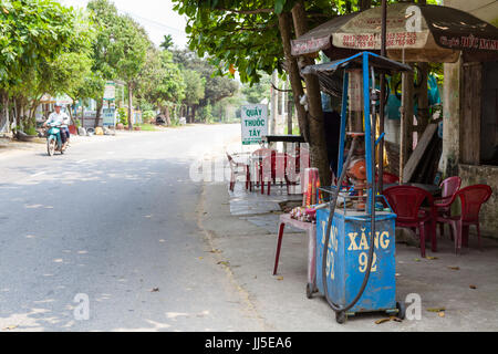 Duy Phu, Vietnam - Mars 14, 2017 : Petite station-village en vietnamien Banque D'Images