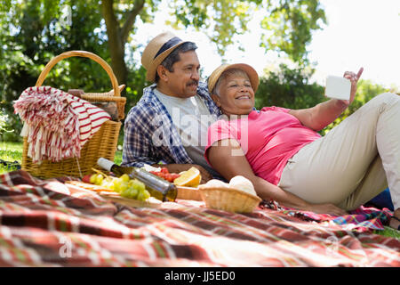 Senior couple relaxing in garden sur une journée ensoleillée Banque D'Images