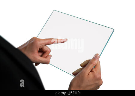 Portrait of businesswoman en utilisant l'interface de verre contre fond blanc Banque D'Images