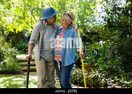 Senior couple standing in garden sur une journée ensoleillée Banque D'Images